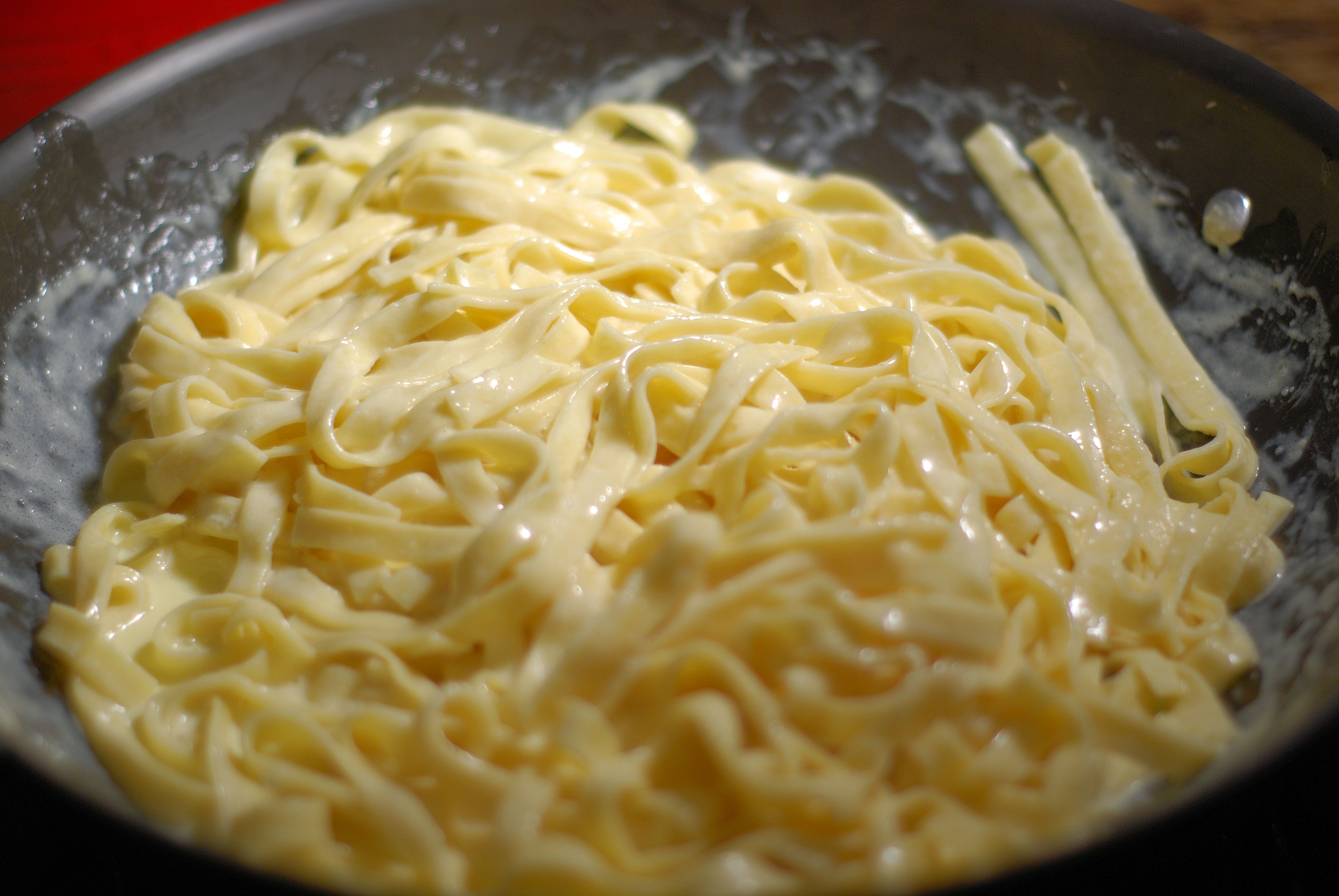 Сырный молоко макароны. Паста бешамель с пармезаном. Макароны с сырным соусом. Сырная подлива для макарон. Спагетти с сыром.